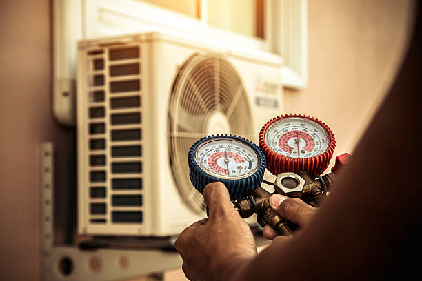 Professional Hvac Maintenance technician working in Des Plaines, IL